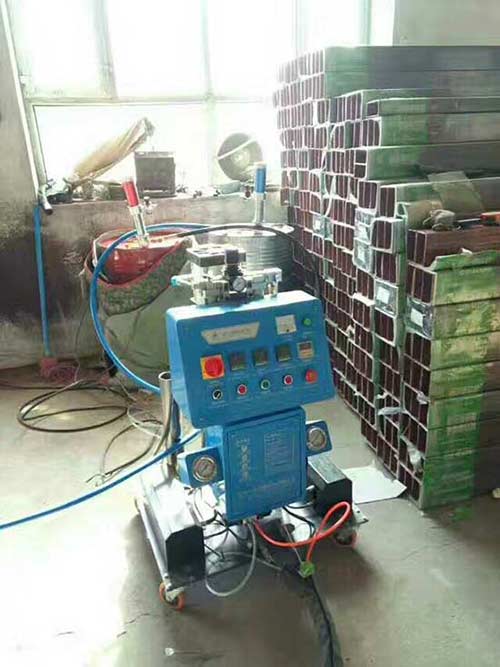 噴涂聚氨酯機(jī)器價格(圖1) 高壓小型噴涂聚氨酯機(jī)器施工案例