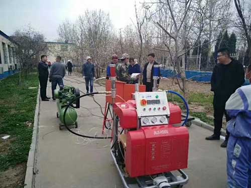 儲液罐內(nèi)部聚脲防腐 市場中哪個型號的噴涂機(jī)銷(圖1) 江蘇省客戶水池聚脲噴涂機(jī)防水現(xiàn)場施工拍攝